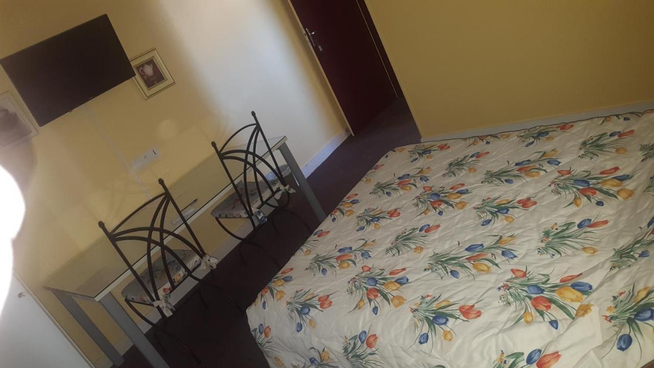 Hotel De La Cloche Sp 兰斯 外观 照片