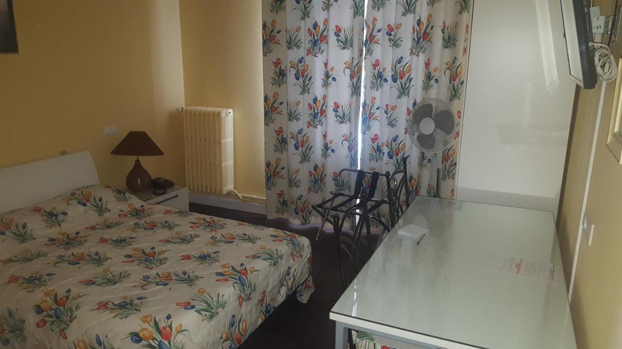 Hotel De La Cloche Sp 兰斯 外观 照片