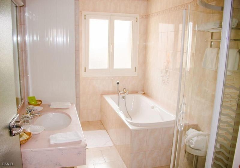 Hotel De La Cloche Sp 兰斯 外观 照片